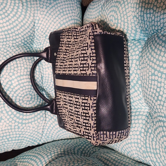 Tommy Hilfiger Vintage Black and White Tote Bag with Monogram Design - Picture 11 of 12